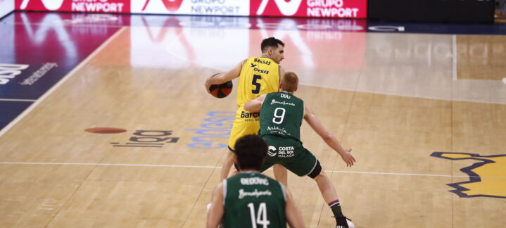 Jugador del Dreamland Gran Canaria driblando el balón mientras un defensor lo marca.