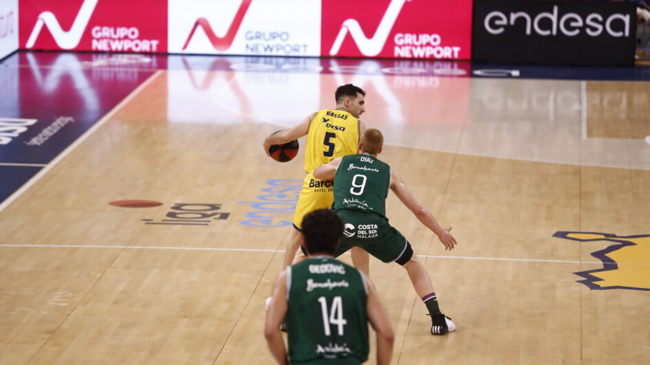 Jugador del Dreamland Gran Canaria driblando el balón mientras un defensor lo marca.