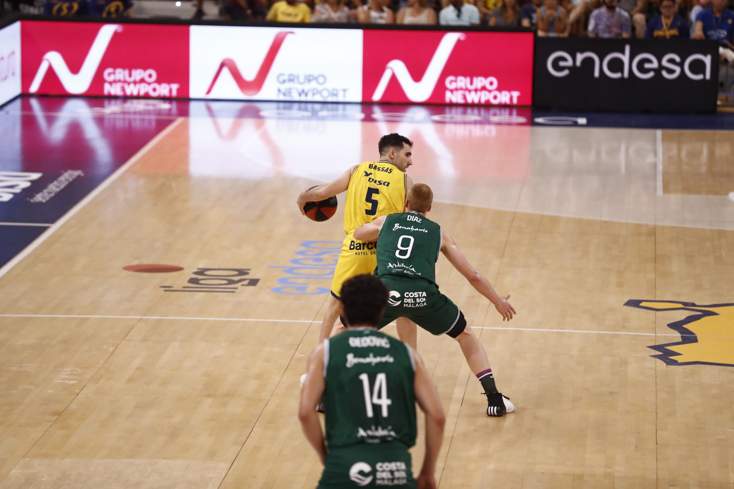 Jugador del Dreamland Gran Canaria driblando el balón mientras un defensor lo marca.