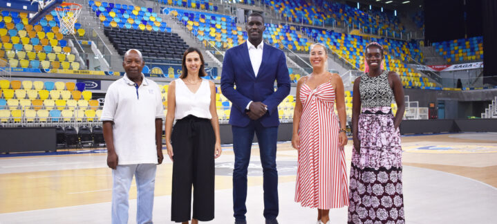un compromiso reforzado con la Campaña de Cooperación en Senegal y Gambia","Grupo de cinco personas en la cancha, en un evento del Club Baloncesto Gran Canaria.