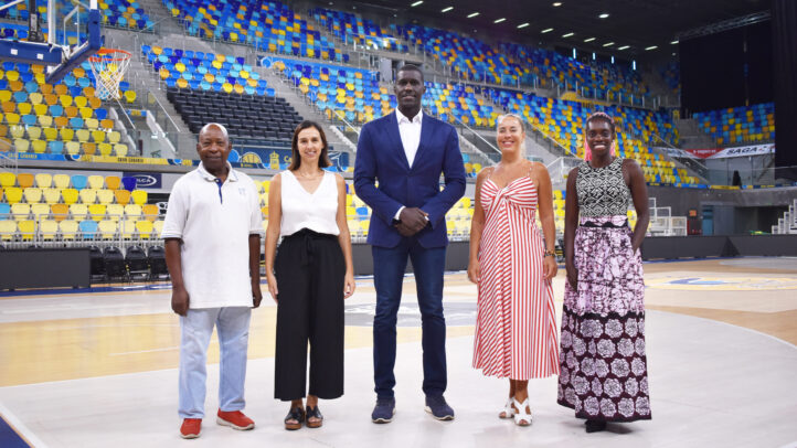 un compromiso reforzado con la Campaña de Cooperación en Senegal y Gambia","Grupo de cinco personas en la cancha, en un evento del Club Baloncesto Gran Canaria.