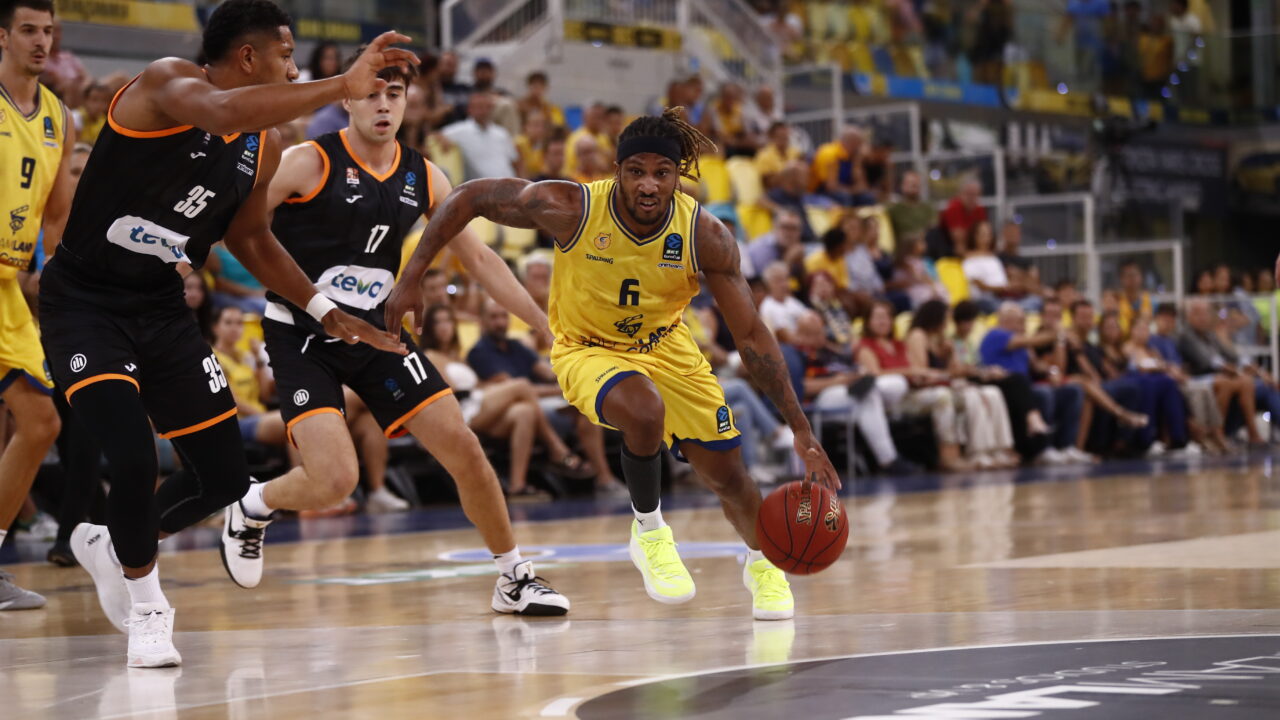 Jugador del Club Baloncesto Gran Canaria driblando el balón durante un partido competitivo.