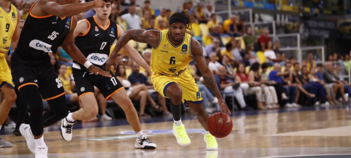 Jugador del Club Baloncesto Gran Canaria driblando el balón durante un partido competitivo.