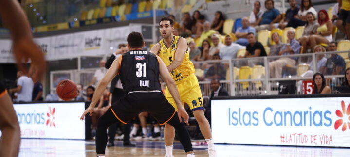 Jugador del Dreamland Gran Canaria controla el balón frente a un oponente de Ulm.