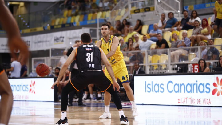 Jugador del Dreamland Gran Canaria controla el balón frente a un oponente de Ulm.