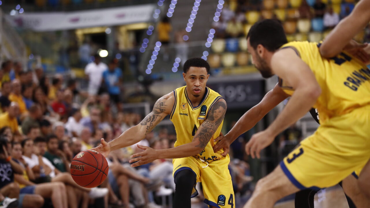 Jugadores del Gran Canaria en acción durante un partido en el Gran Canaria Arena.