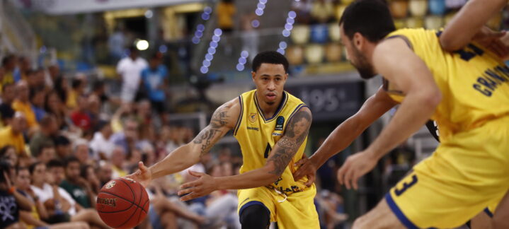 Jugadores del Gran Canaria en acción durante un partido en el Gran Canaria Arena.