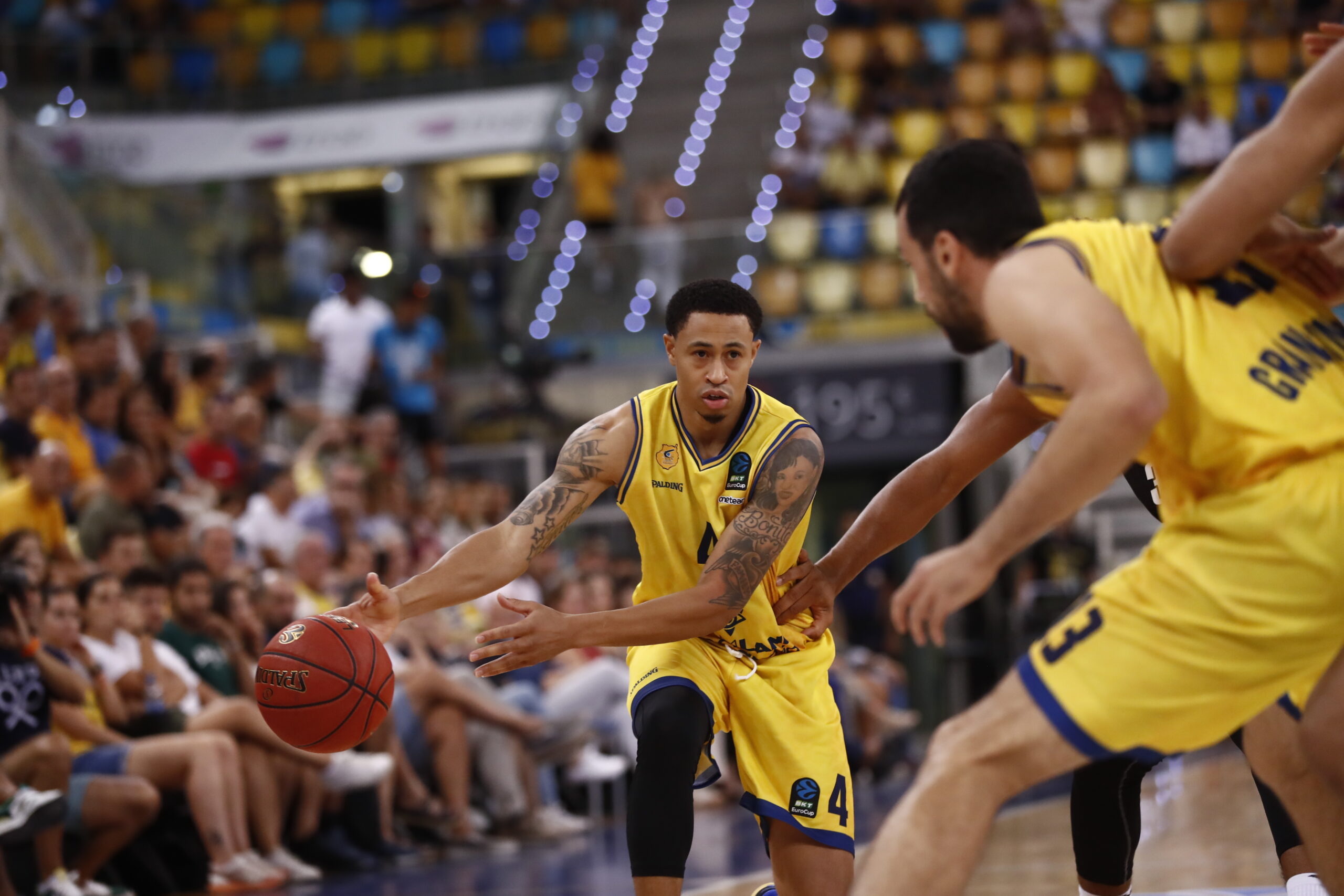 Jugadores del Gran Canaria en acción durante un partido en el Gran Canaria Arena.