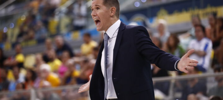 Entrenador Jaka Lakovic dirigiendo al equipo con expresión intensa en un partido.
