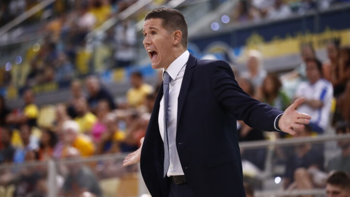 Entrenador Jaka Lakovic dirigiendo al equipo con expresión intensa en un partido.
