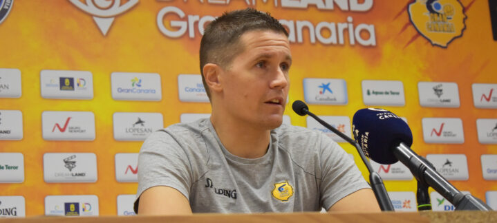 Jaka Lakovic en rueda de prensa, con fondo del Club Baloncesto Gran Canaria.