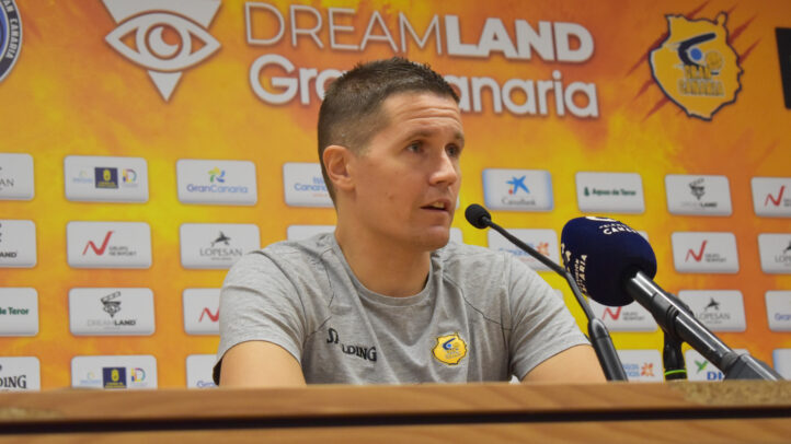 Jaka Lakovic en rueda de prensa, con fondo del Club Baloncesto Gran Canaria.