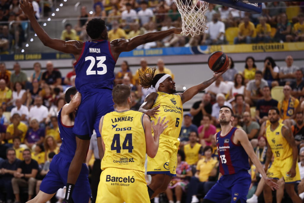 Jugadores del Gran Canaria saltan para anotar en un partido en el Gran Canaria Arena.