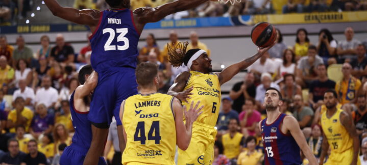 Jugadores del Gran Canaria saltan para anotar en un partido en el Gran Canaria Arena.