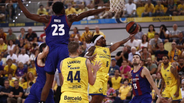 Jugadores del Gran Canaria saltan para anotar en un partido en el Gran Canaria Arena.