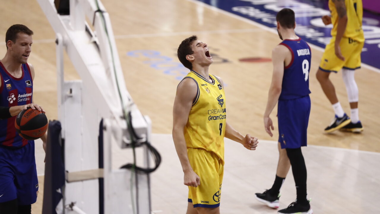 Jugador del Gran Canaria celebra con emoción en el Buesa Arena durante un partido.