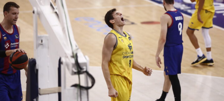 Jugador del Gran Canaria celebra con emoción en el Buesa Arena durante un partido.