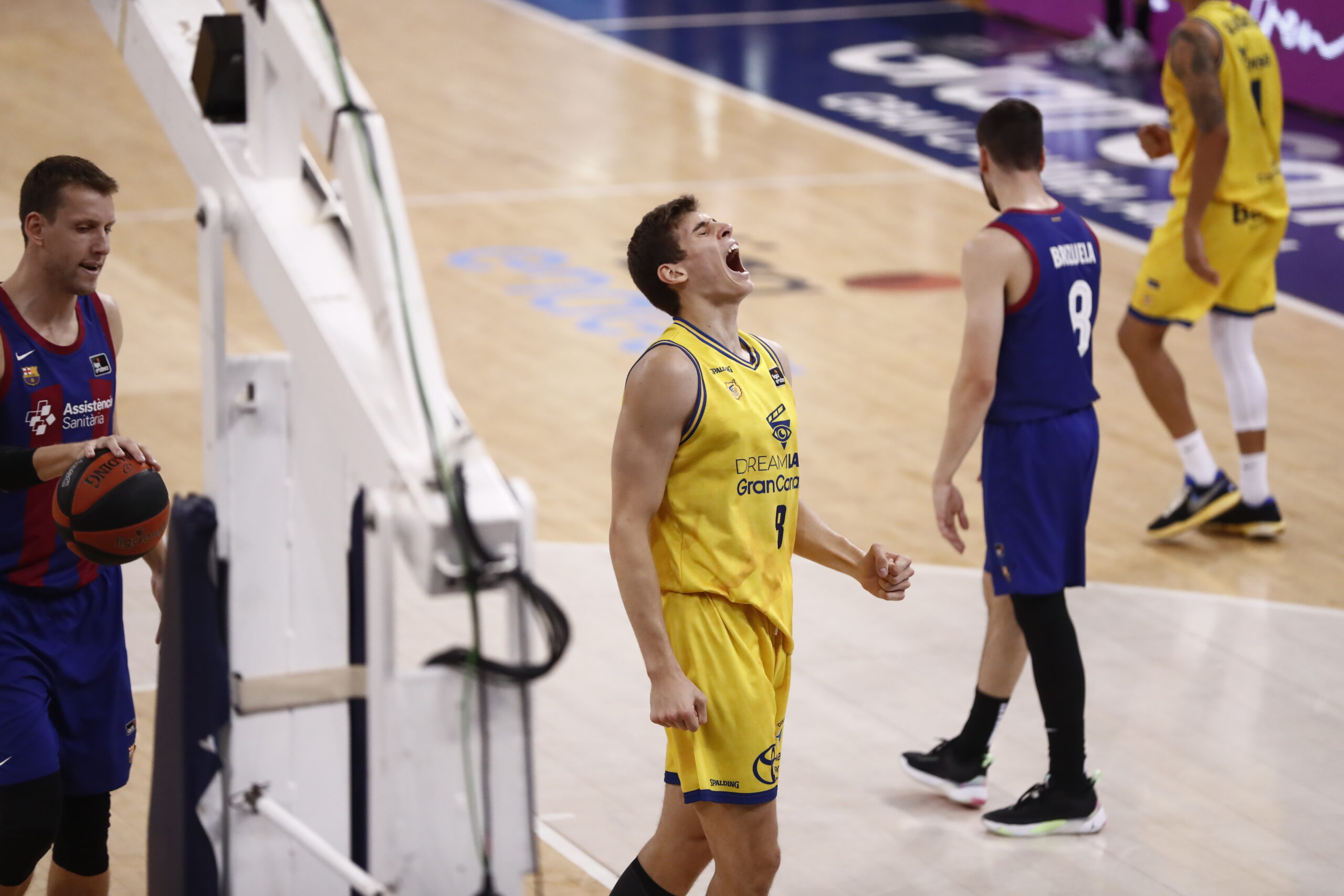 Jugador del Gran Canaria celebra con emoción en el Buesa Arena durante un partido.