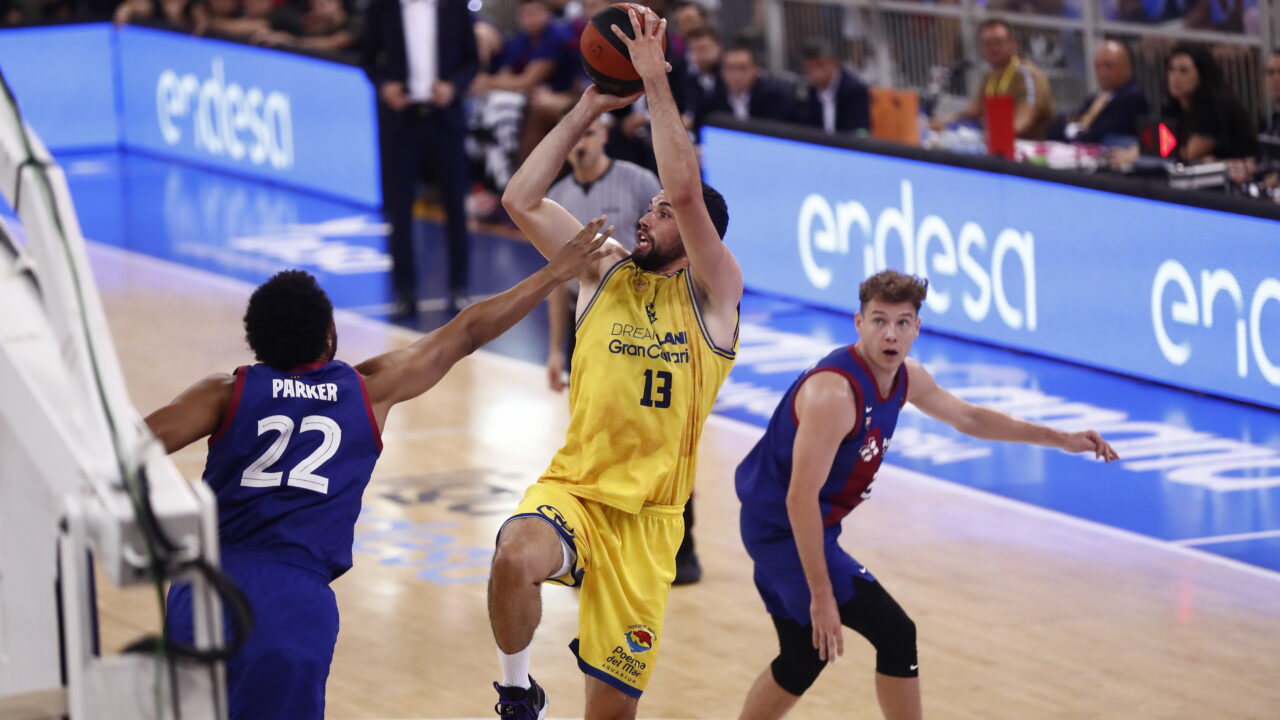 Jugador del Dreamland Gran Canaria lanzando a canasta en un partido intenso.