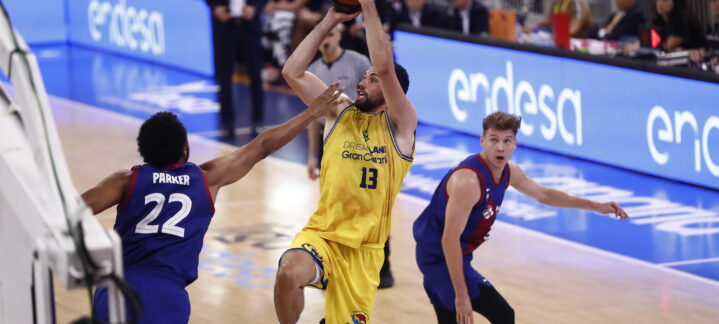 Jugador del Dreamland Gran Canaria lanzando a canasta en un partido intenso.