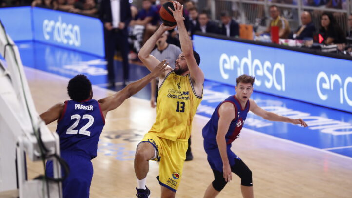 Jugador del Dreamland Gran Canaria lanzando a canasta en un partido intenso.