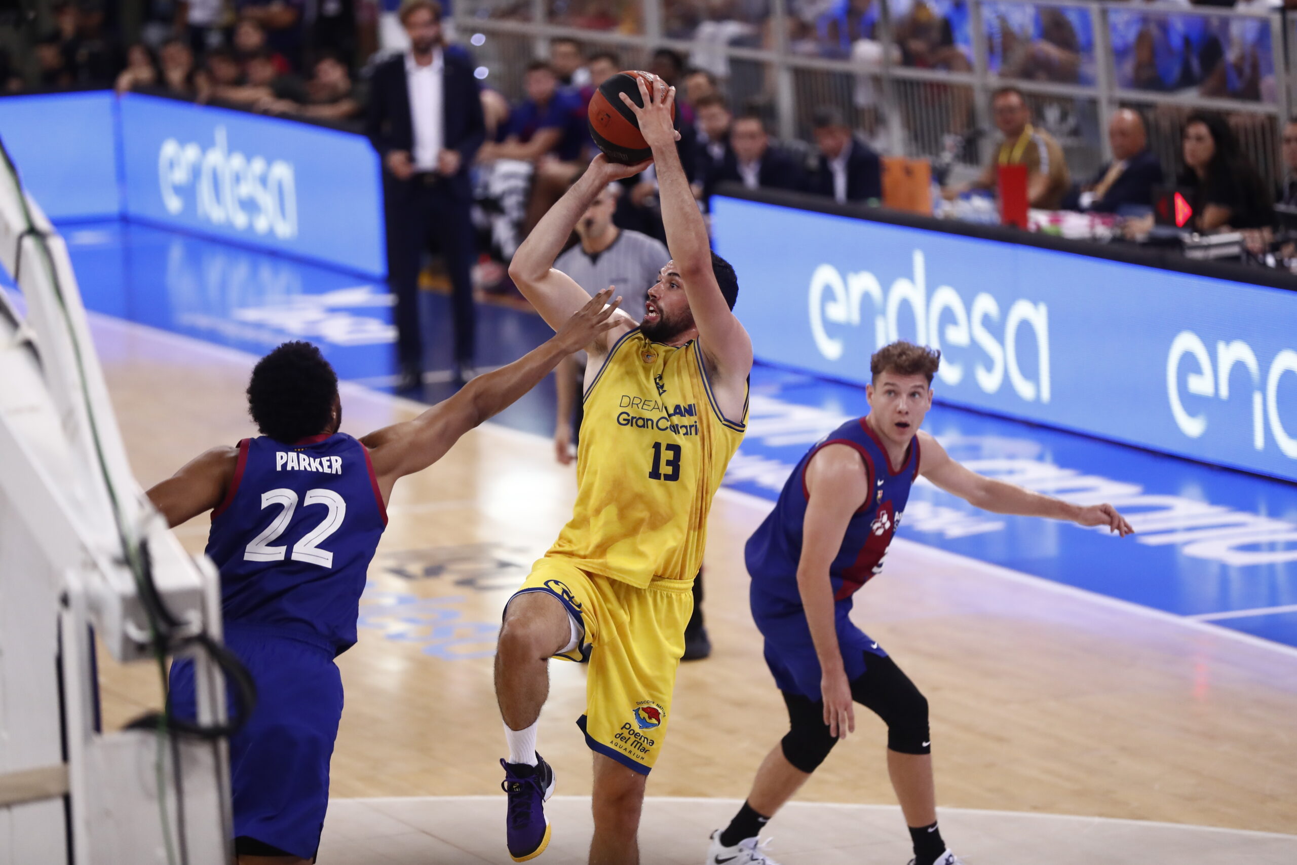 Jugador del Dreamland Gran Canaria lanzando a canasta en un partido intenso.