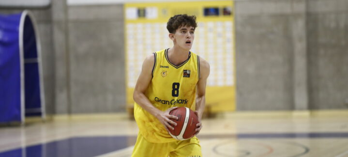 Jugador del equipo de baloncesto Gran Canaria preparado para lanzar con balón en manos.