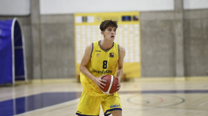 Jugador del equipo de baloncesto Gran Canaria preparado para lanzar con balón en manos.
