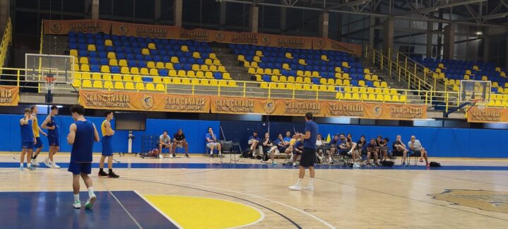 Jornada de formación para técnicos del CB Gran Canaria en un gimnasio de baloncesto.