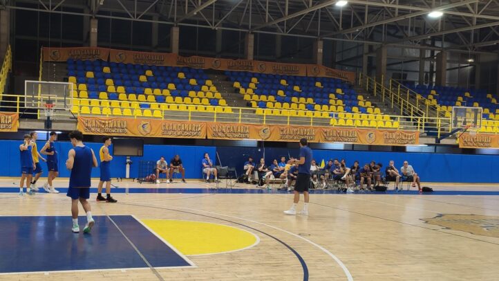 Jornada de formación para técnicos del CB Gran Canaria en un gimnasio de baloncesto.