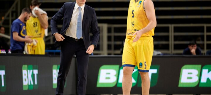 estamos contentos pero necesitamos mejorar""",Entrenador Jaka Lakovic dialogando con un jugador del Club Baloncesto Gran Canaria.