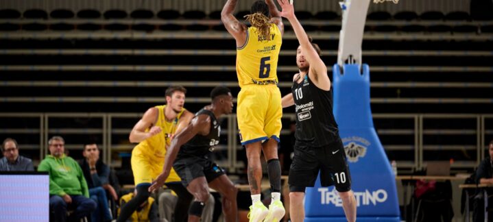 Jugador del Dreamland Gran Canaria lanzando a canasta en partido contra Trento.
