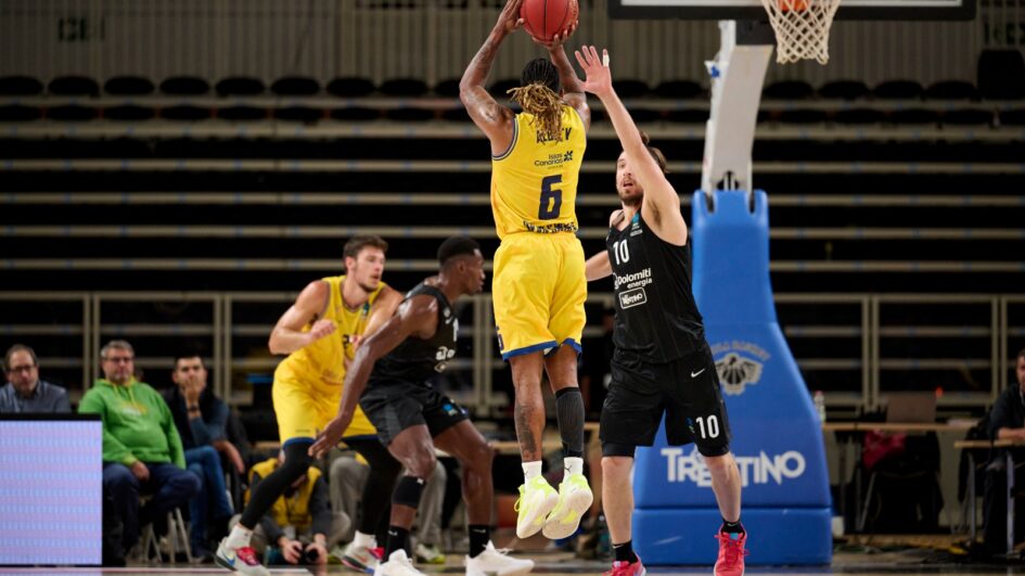 Jugador del Dreamland Gran Canaria lanzando a canasta en partido contra Trento.