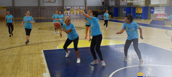 Mujeres entrenando baloncesto en el Día Mundial Contra el Cáncer de Mama.