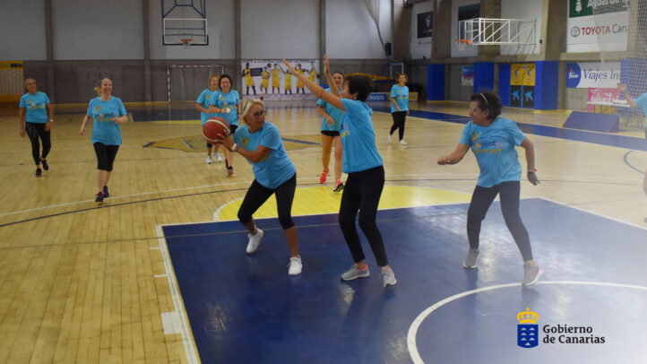 Mujeres entrenando baloncesto en el Día Mundial Contra el Cáncer de Mama.