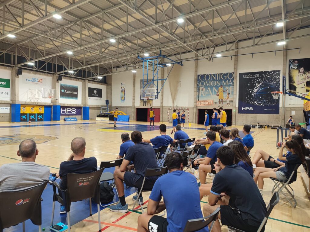 Jornada de formación para técnicos del CB Gran Canaria en un gimnasio deportivo.