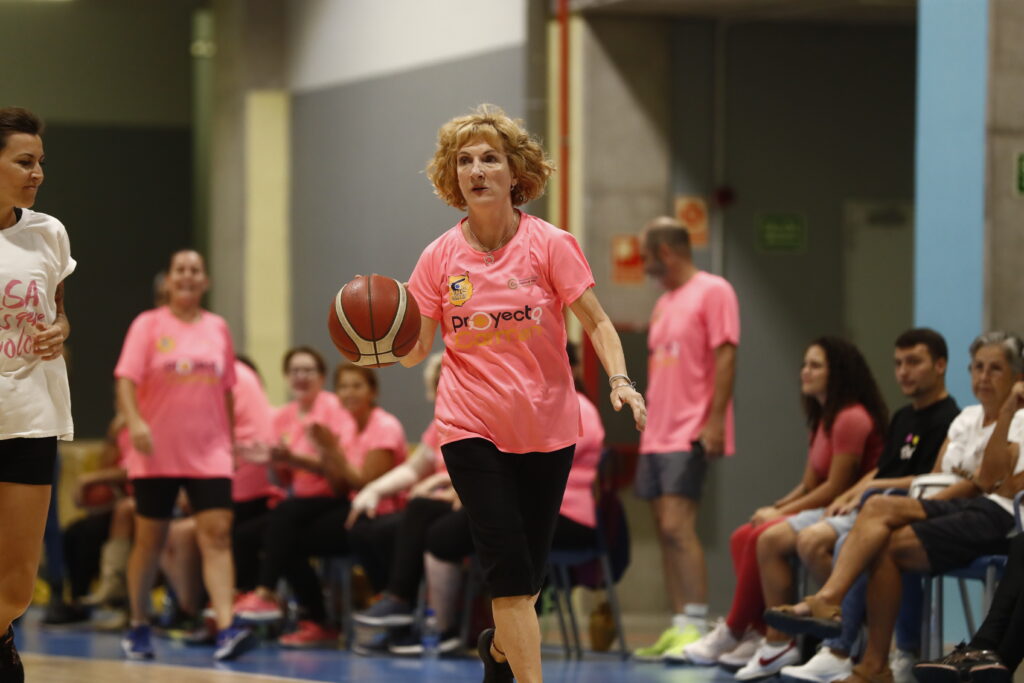 Jugadoras del Proyecto Carmen compiten en un partido benéfico contra el cáncer de mama.