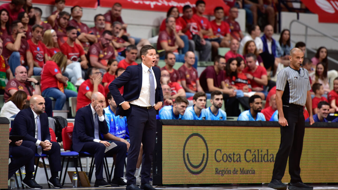 Entrenador del Dreamland Gran Canaria dirigiendo a su equipo durante el partido en Murcia.