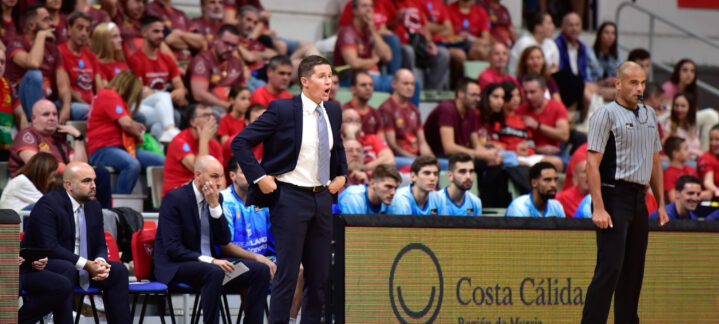 Entrenador del Dreamland Gran Canaria dirigiendo a su equipo durante el partido en Murcia.