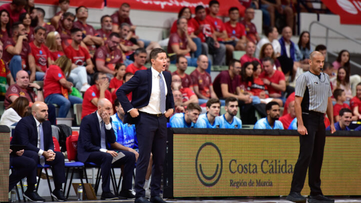 Entrenador del Dreamland Gran Canaria dirigiendo a su equipo durante el partido en Murcia.