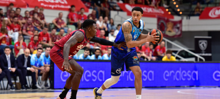 Jugador del Dreamland Gran Canaria driblando el balón en un partido contra un rival.