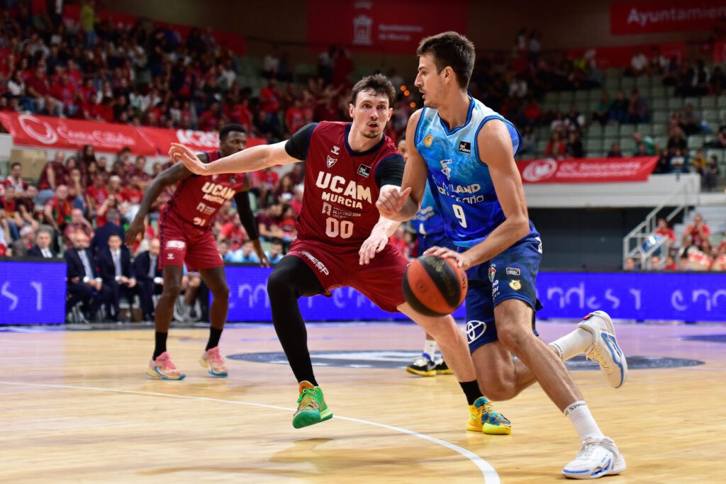 Jugadores de baloncesto en acción durante el partido UCAM Murcia vs Dreamland Gran Canaria.