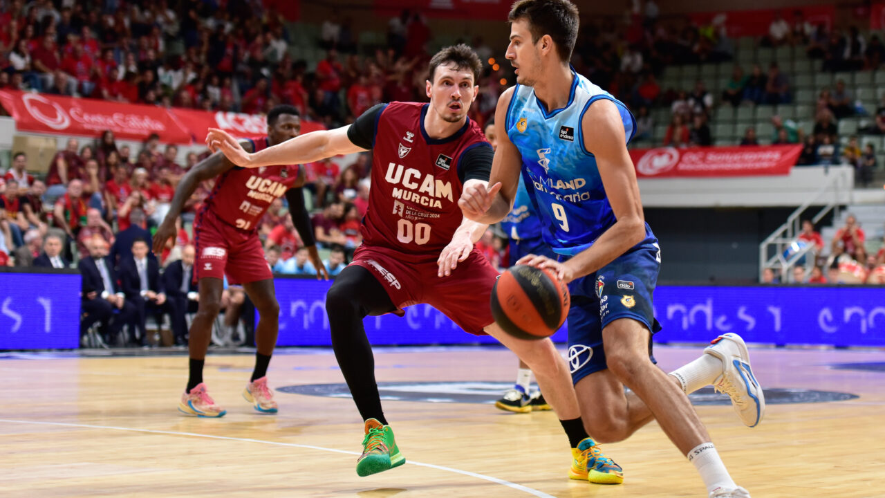 Jugadores de baloncesto en acción durante el partido UCAM Murcia vs Dreamland Gran Canaria.