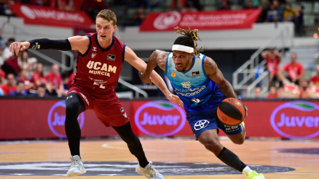 Dos jugadores de baloncesto compiten por el balón en un partido de Liga.