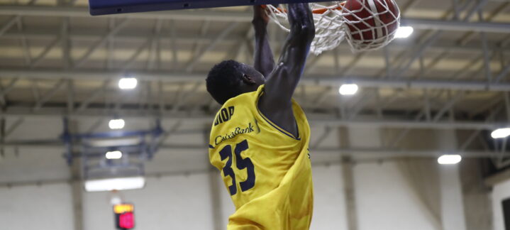 Jugador del Gran Canaria realizando un mate en un entrenamiento. Fin de la red de baloncesto visible.