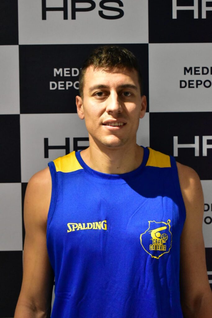 Fabio Santana posa en camiseta del Gran Canaria, con fondo de marcas deportivas.