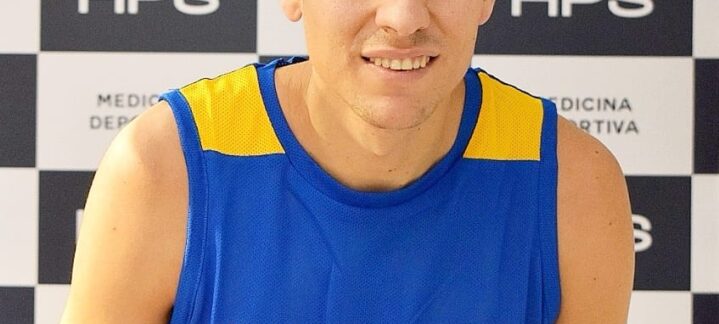 Jugador Fabio Santana posando con dos pulgares hacia arriba, vestido con camiseta del Gran Canaria.