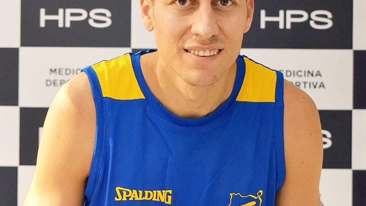 Jugador Fabio Santana posando con dos pulgares hacia arriba, vestido con camiseta del Gran Canaria.