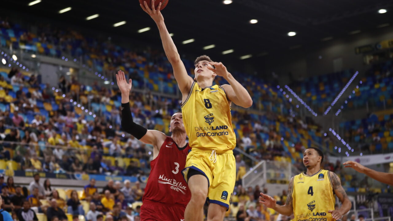 Jugador del Club Baloncesto Gran Canaria lanzando a canasta durante un partido.
