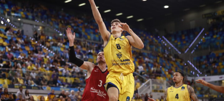 Jugador del Club Baloncesto Gran Canaria lanzando a canasta durante un partido.